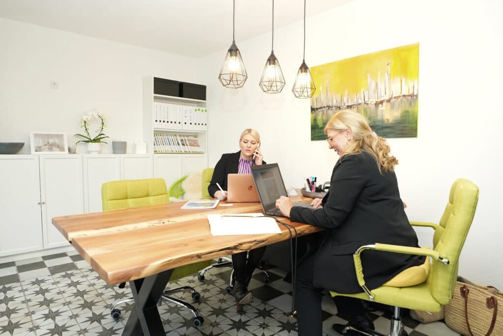Die Immobilienmaklerinnen von JACORA Immobilien bei der Arbeit in Hanau