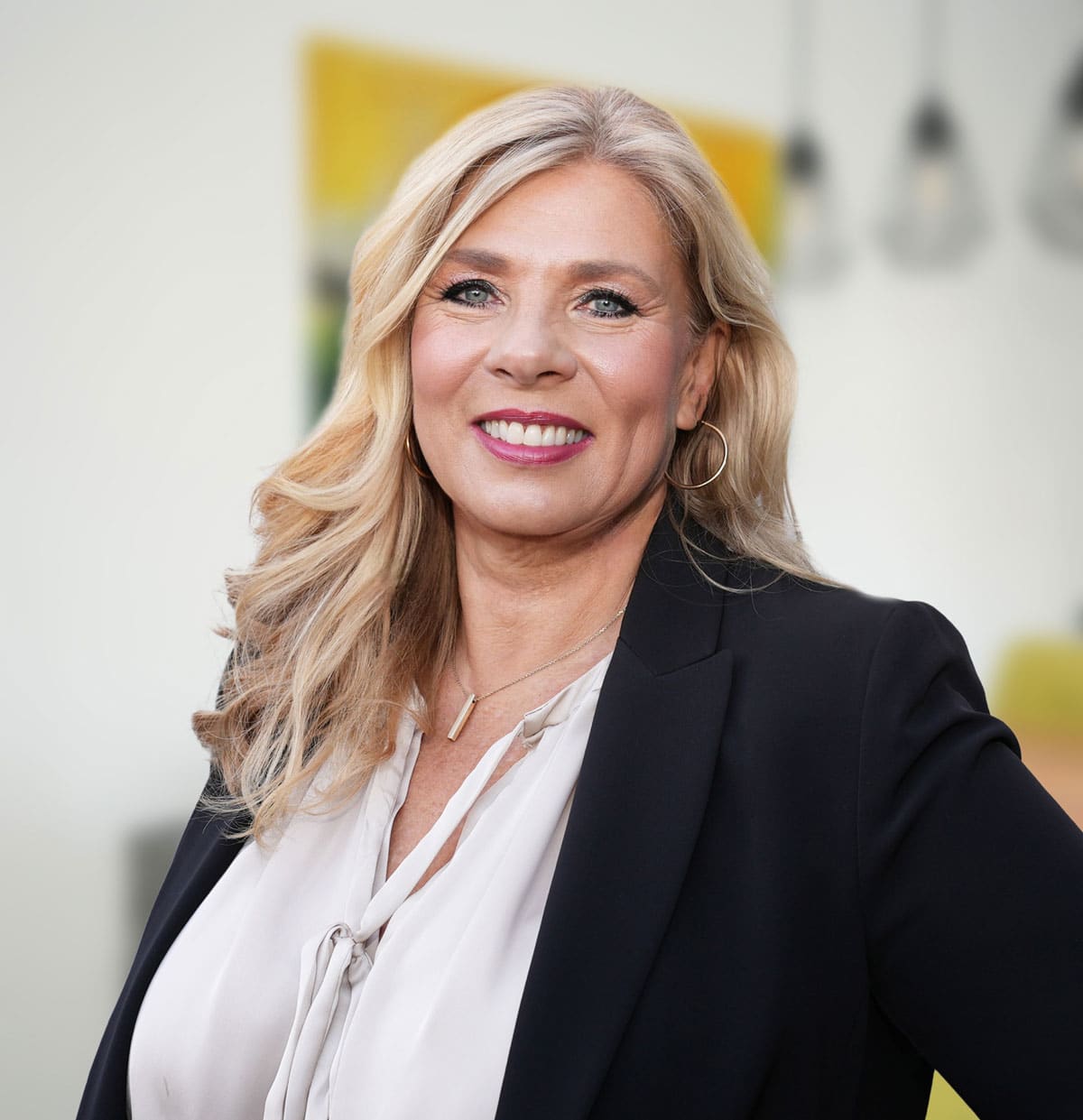Corinna Eppler von JACORA Immobilien im Büro in Hanau