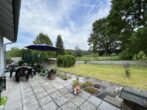 Zweifamilienhaus mit Ausbaupotenzial in Feldrandlage - Terrasse und Blick in den Garten