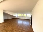 Dreizimmer Dachterrassenwohnung in historischer Umgebung - Wohnzimmer mit rückwärtigen Fenstern