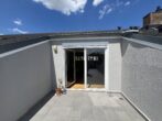 Dreizimmer Dachterrassenwohnung in historischer Umgebung - Dachterrasse mit Blick zum Wohnzimmer
