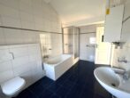 Dreizimmer Dachterrassenwohnung in historischer Umgebung - Tageslichtbad mit Wanne und Dusche