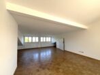 Dreizimmer Dachterrassenwohnung in historischer Umgebung - Wohnzimmer mit rückwärtigen Fenstern