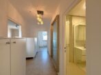Dreizimmerwohnung mit Aussicht - Flur mit Blick ins Bad und ins Büro