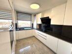 Dreizimmerwohnung mit Aussicht - Schöne, moderne Einbauküche mit versteckter Abstellkammer