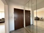 Dreizimmerwohnung mit Aussicht - Eingangsbereich mit großen Einbauschränken