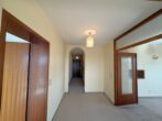 Zentral gelegene 2,5 Zimmerwohnung - Flur mit Blick in Richtung Eingang