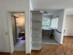 Schicke Ein-Zimmer-Wohnung in S-Bahn Nähe - Blick in Küche und Bad