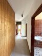 Ihr neues Zuhause - Geräumige Vierzimmerwohnung mit viel Potenzial - Blick vom Schlafzimmer in den Flur in Richtung Küche