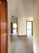Ihr neues Zuhause - Geräumige Vierzimmerwohnung mit viel Potenzial - Blick von der Küche in den Flur in Richtung Schlafzimmer