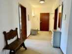 Ihr neues Zuhause - Geräumige Vierzimmerwohnung mit viel Potenzial - Flur mit Blick zur Wohnungstür