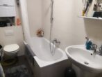 Helle Zweizimmer Wohnung mit Einbauküche - Bad mit Wanne