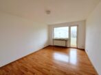 Einziehen und Wohlfühlen - Wohnzimmer mit Balkon
