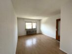 Zwei-Zimmer-Wohnung mit Aussicht / Hanau Rosenau - Blick von der Küchenzeile in den Raum