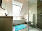 Bezugsfertiges, modernes Stadthaus in bester Lage - Bodentiefe Dusche und Badewanne mit Blick in den Himmel