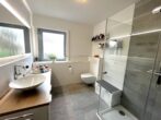 Bezugsfertiges, modernes Stadthaus in bester Lage - Bad im 1. OG mit bodentiefer Dusche