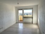 Dreizimmerwohnung mit Skyline Blick - Helles Wohnzimmer mit Loggia