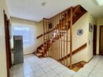 Großzügiges Einfamilienhaus in Feldrandlage - Flur mit Treppe im 1. OG